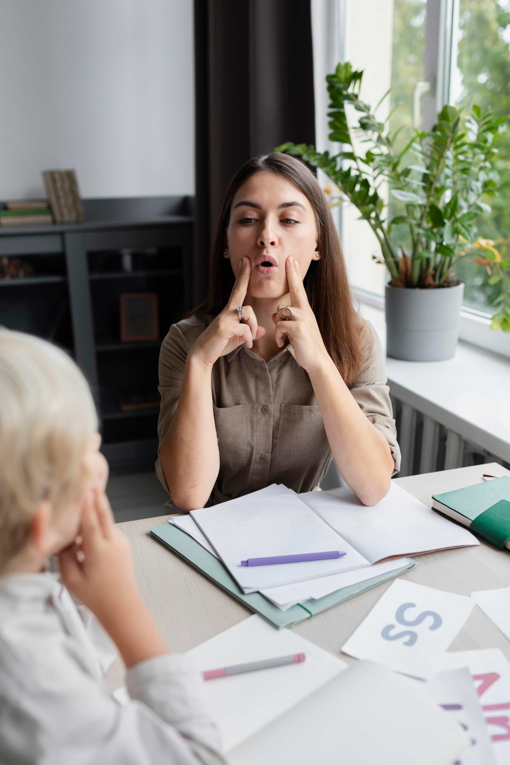 mujer-joven-haciendo-terapia-del-habla-con-un-nino (2) Ejercicios para Lax Vox