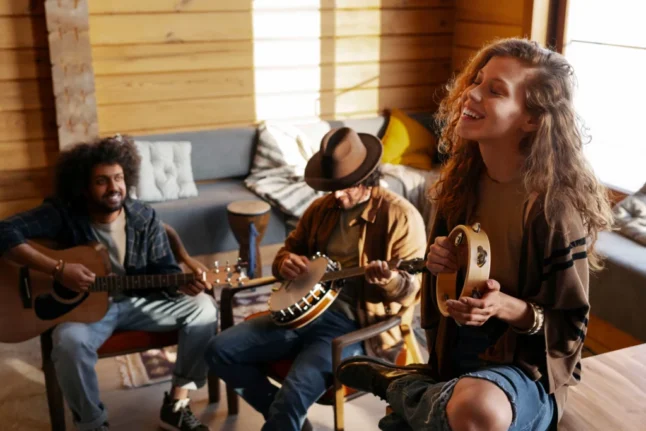 Grupo de personas experimentando los beneficios de tocar música