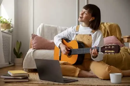 linda-joven-tocando-guitarra-interior-_1_ Clases de guitarra online