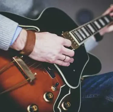 man-1281642_1280-1-_1_ Clases de guitarra online