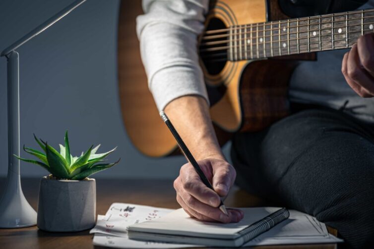 La letra de las canciones es una parte muy importante del proceso creativo de la composición. Por eso es esencial ajustar la métrica para que encaje con la música.