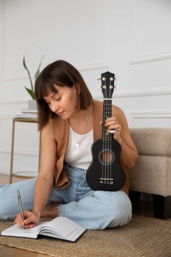 Chica aprendiendo el ukelele soprano